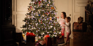 ChristmasTree littlesisters GettyImages 594204117 600x300